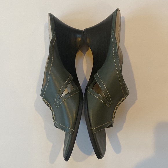 Array Wedge Sandals - Picture 2 of 6